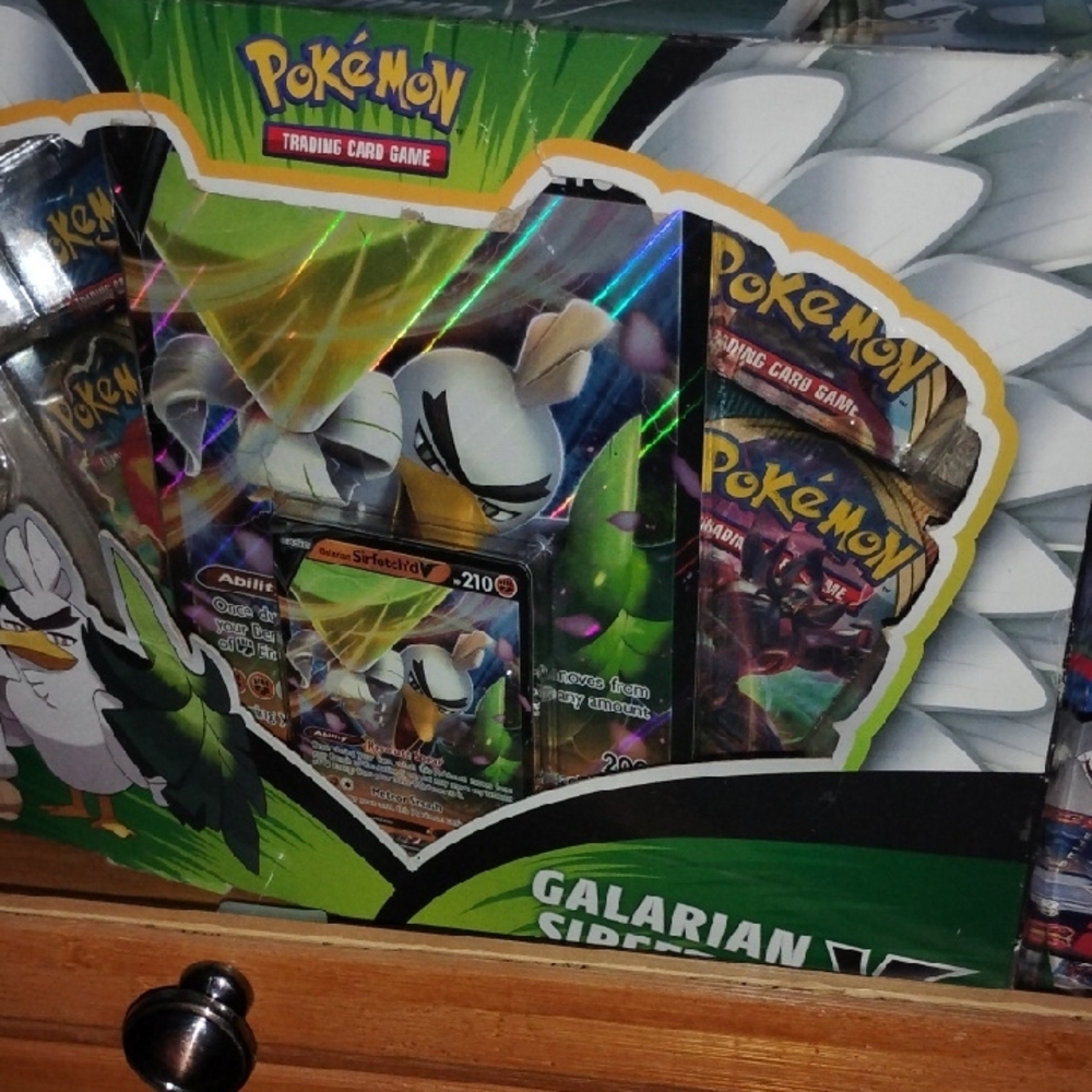 Pokemon Galarian Sirfetch'd V Box - Green and Yellow